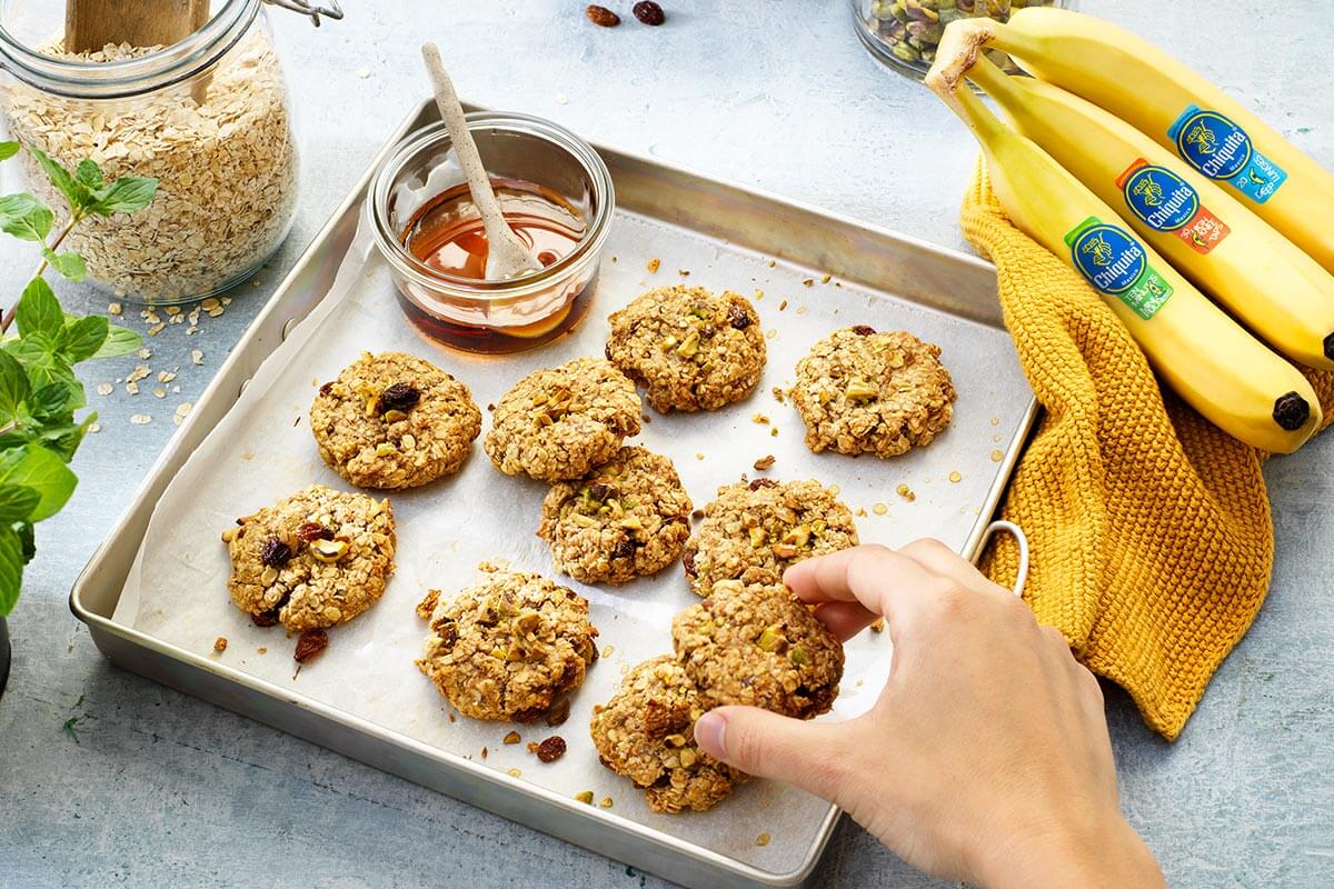 Chuncky oatmeal cookies with Chiquita banana and blueberry