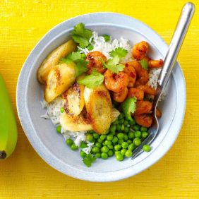 Fried marinated shrimp with peas, rice and fried banana