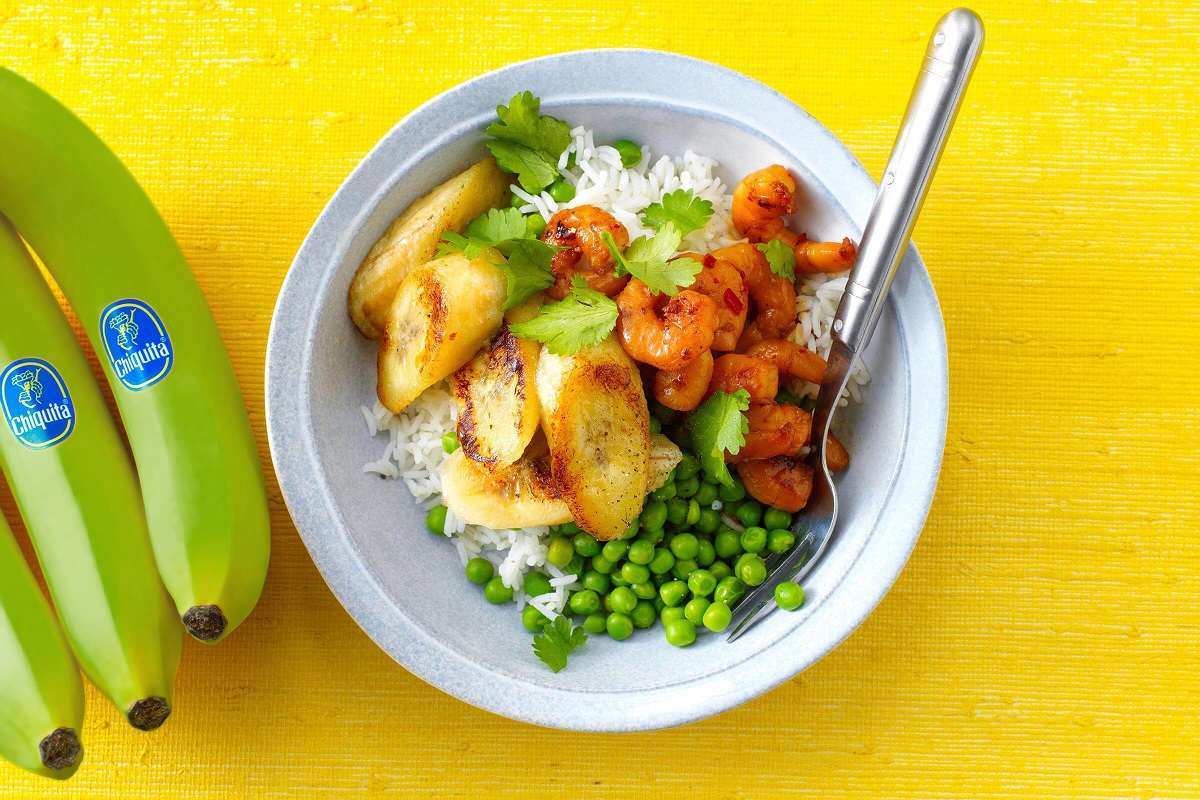 Fried marinated shrimp with peas, rice and fried banana