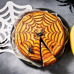 Chocolat spiderweb banana-pumpkin cheesecake