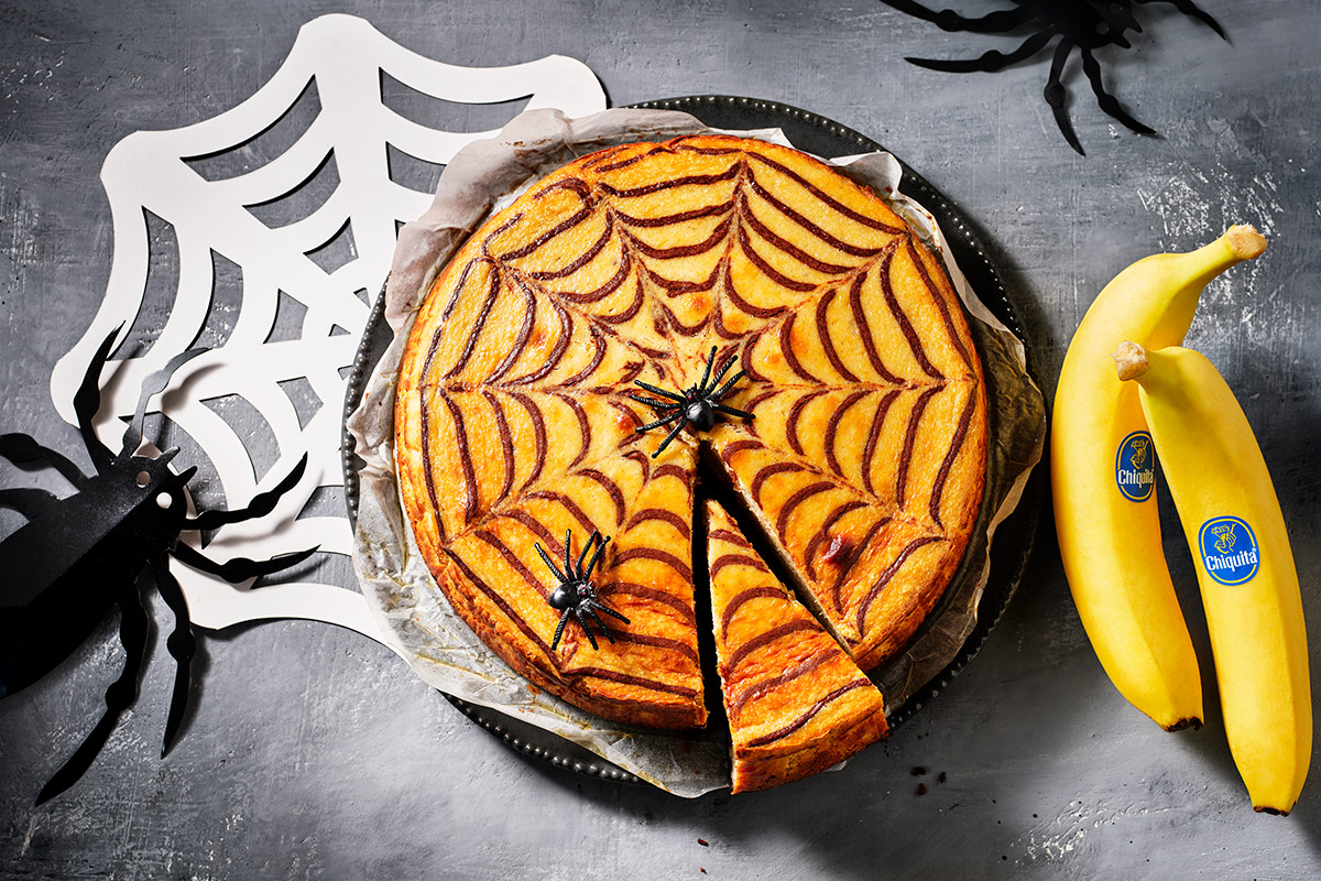 Chocolat spiderweb banana-pumpkin cheesecake